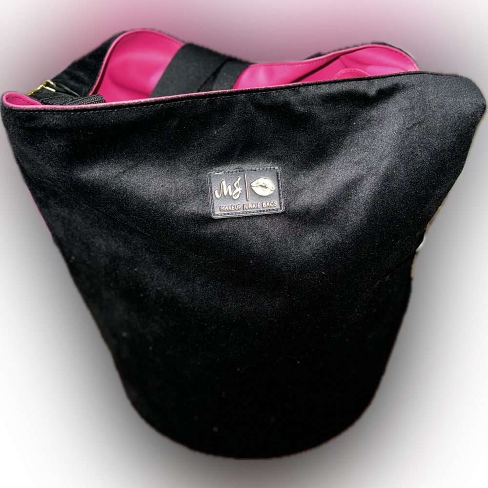 Makeup Junkie, Large Bucket (Black / Hot Pink)…
